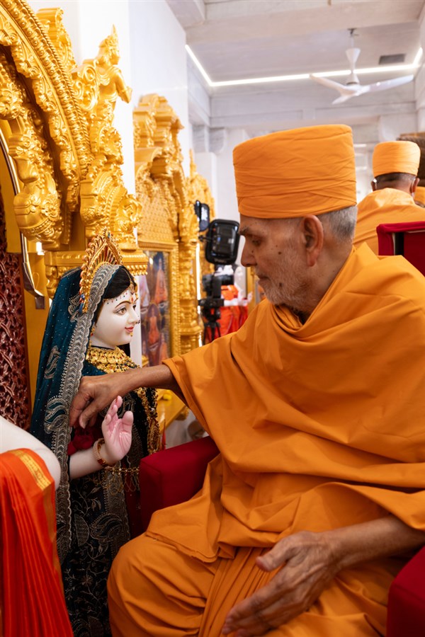 Swamishri performs pujan of Shri Radhaji