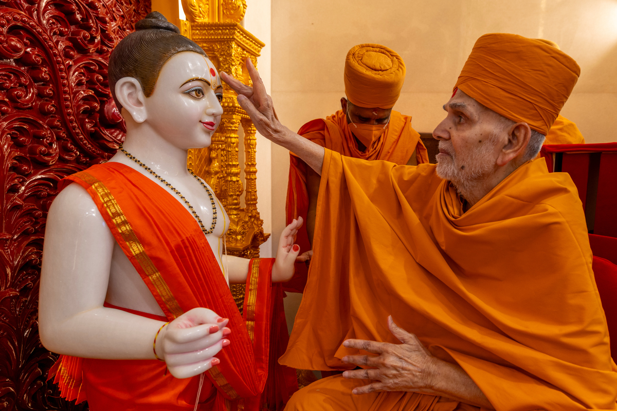 Swamishri performs pujan of Shri Ghanshyam Maharaj