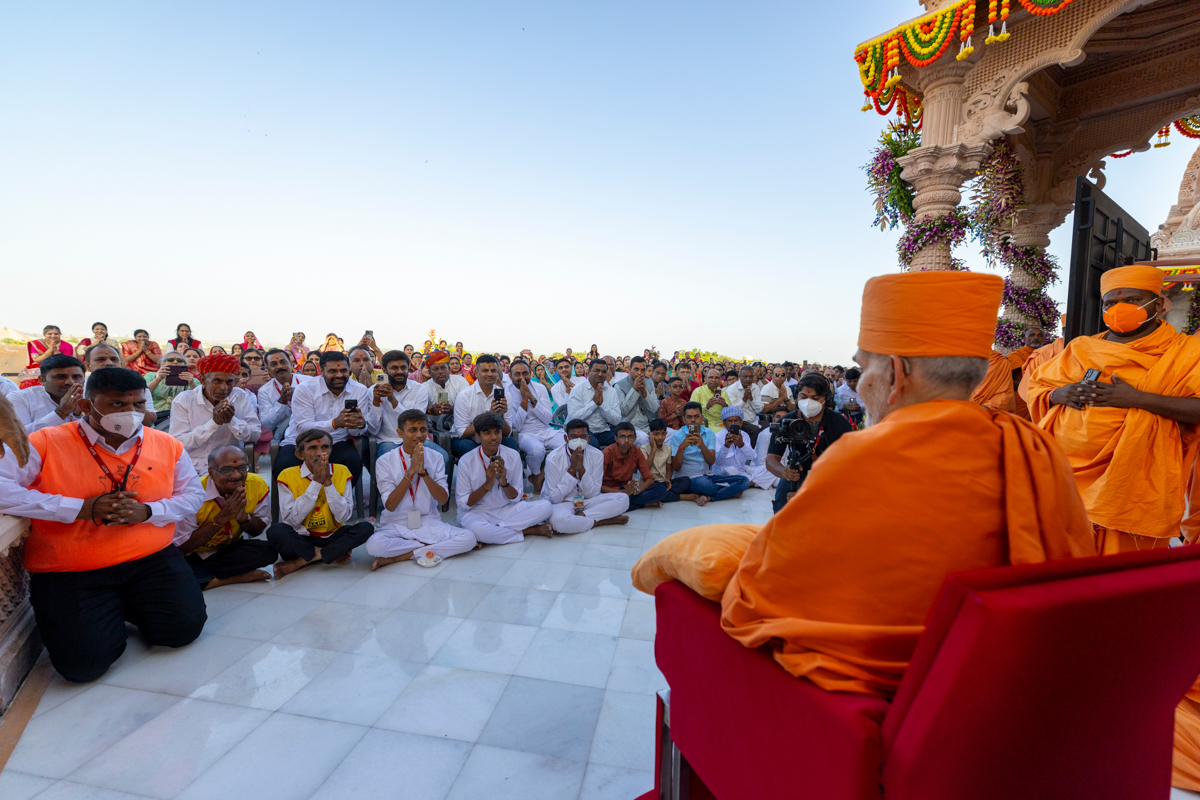 Devotees and well-wishers doing darshan of Swamishri