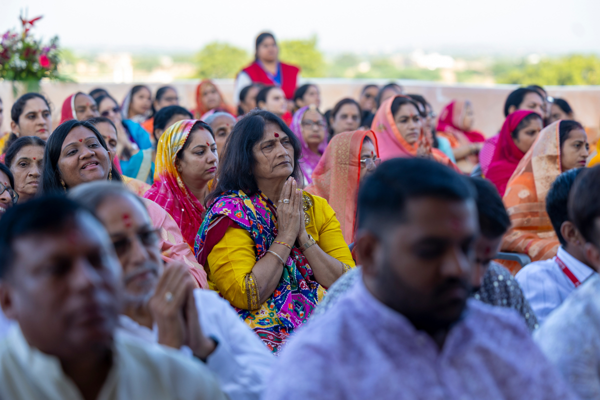 Devotees and well-wishers doing darshan of Swamishri