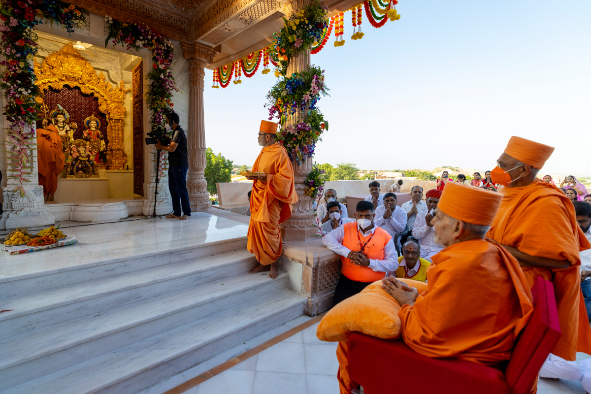 Swamishri engrossed in darshan of Bhagwan Shri Shankar, Shri Parvatiji and Shri Ganeshji