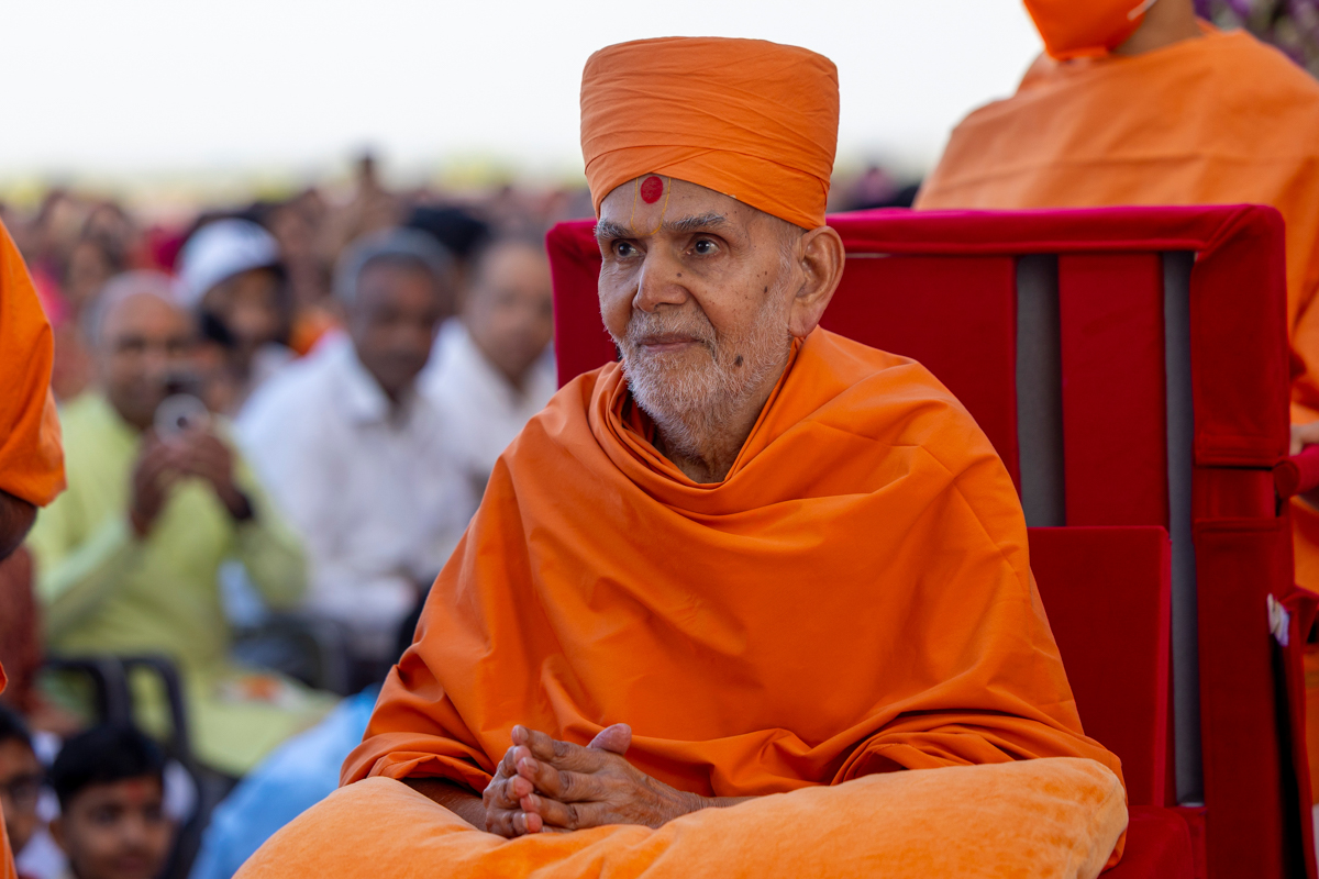Swamishri engrossed in darshan