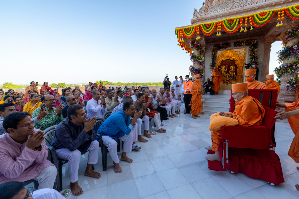 Devotees and well-wishers doing darshan of Swamishri