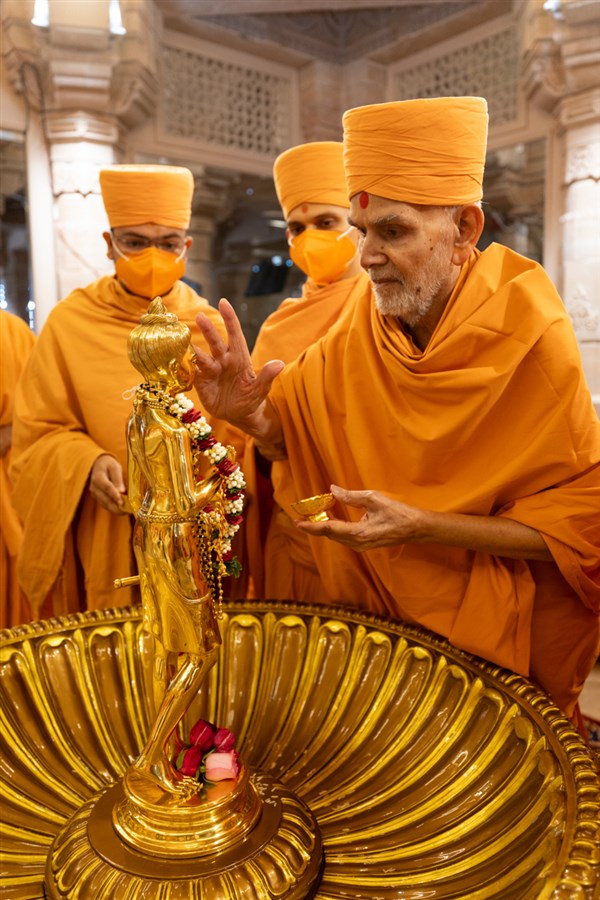 Swamishri performs pujan of Shri Nilkanth Varni