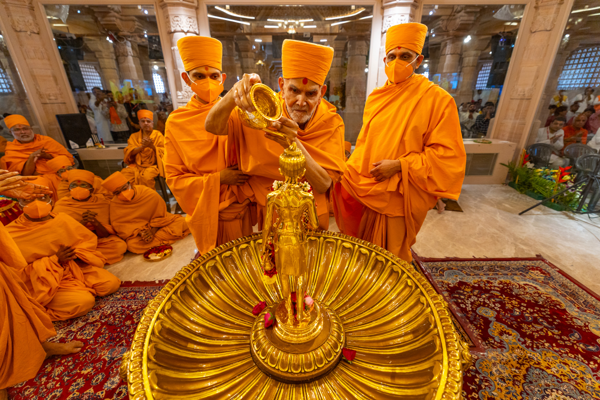 Swamishri performs abhishek of Shri Nilkanth Varni