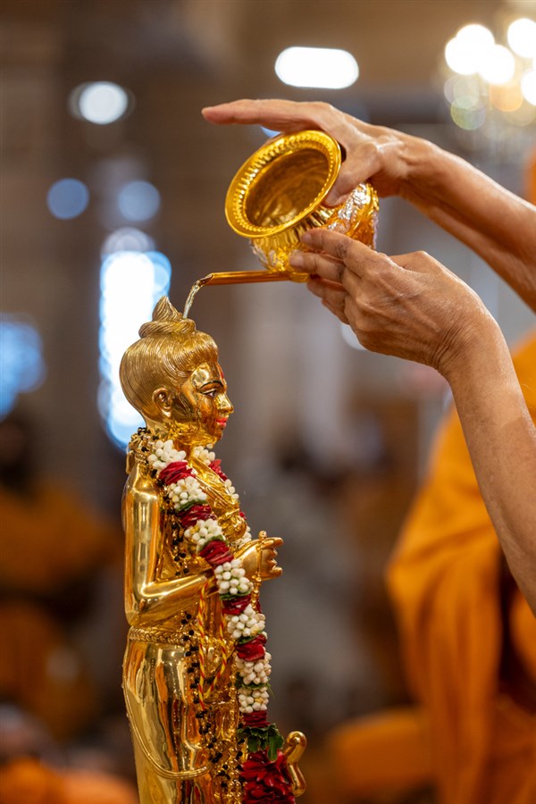 Swamishri performs abhishek of Shri Nilkanth Varni