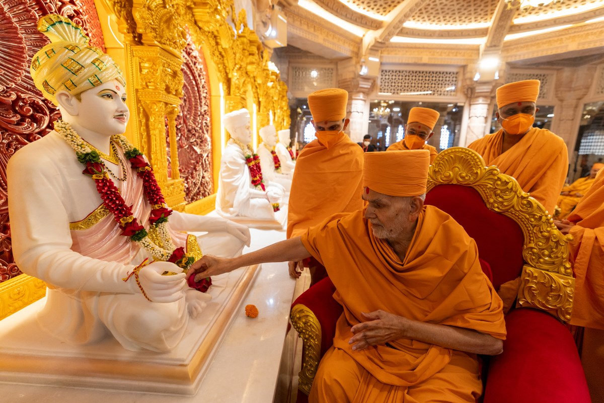 Swamishri performs pujan of Brahmaswarup Bhagatji Maharaj