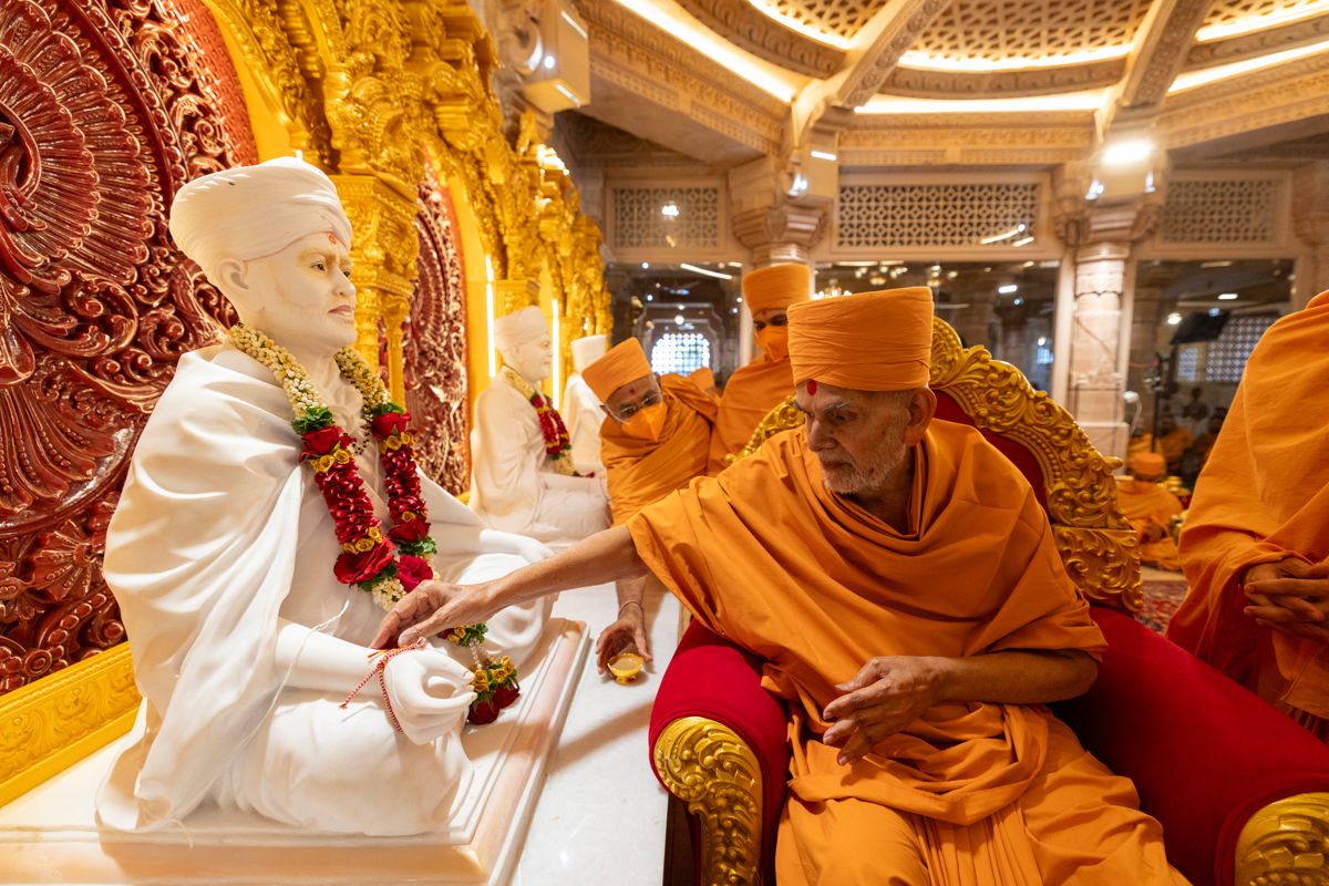 Swamishri performs pujan of Brahmaswarup Shastriji Maharaj
