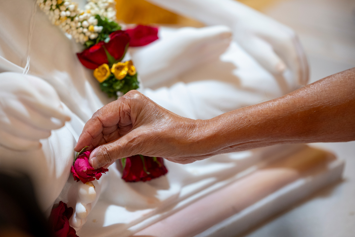 Swamishri performs pujan of the murtis