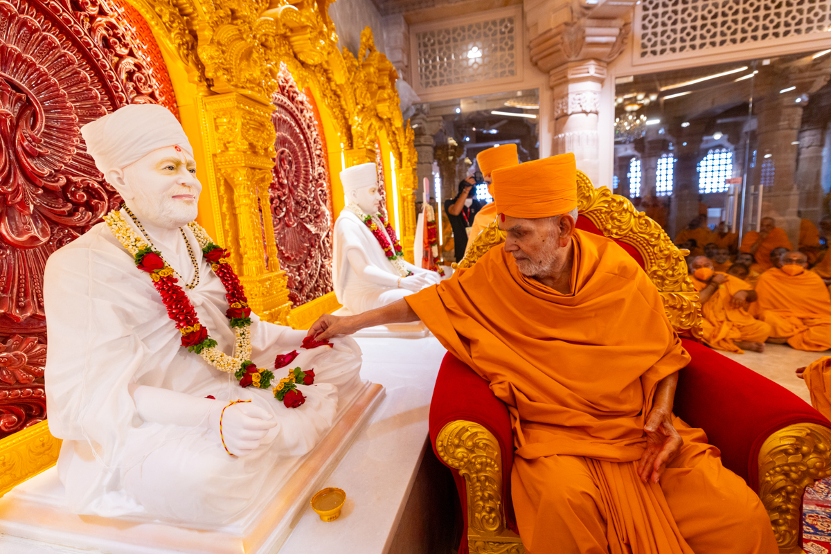 Swamishri performs pujan of Brahmaswarup Yogiji Maharaj