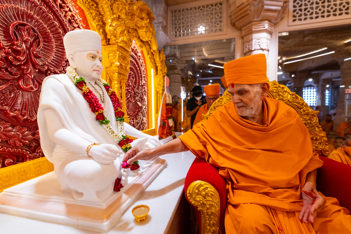 Swamishri performs pujan of Brahmaswarup Pramukh Swami Maharaj