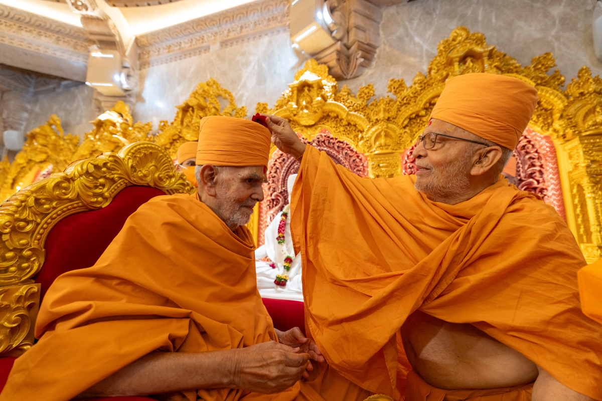 Pujya Ghanshyamcharan Swami performs pujan of Swamishri