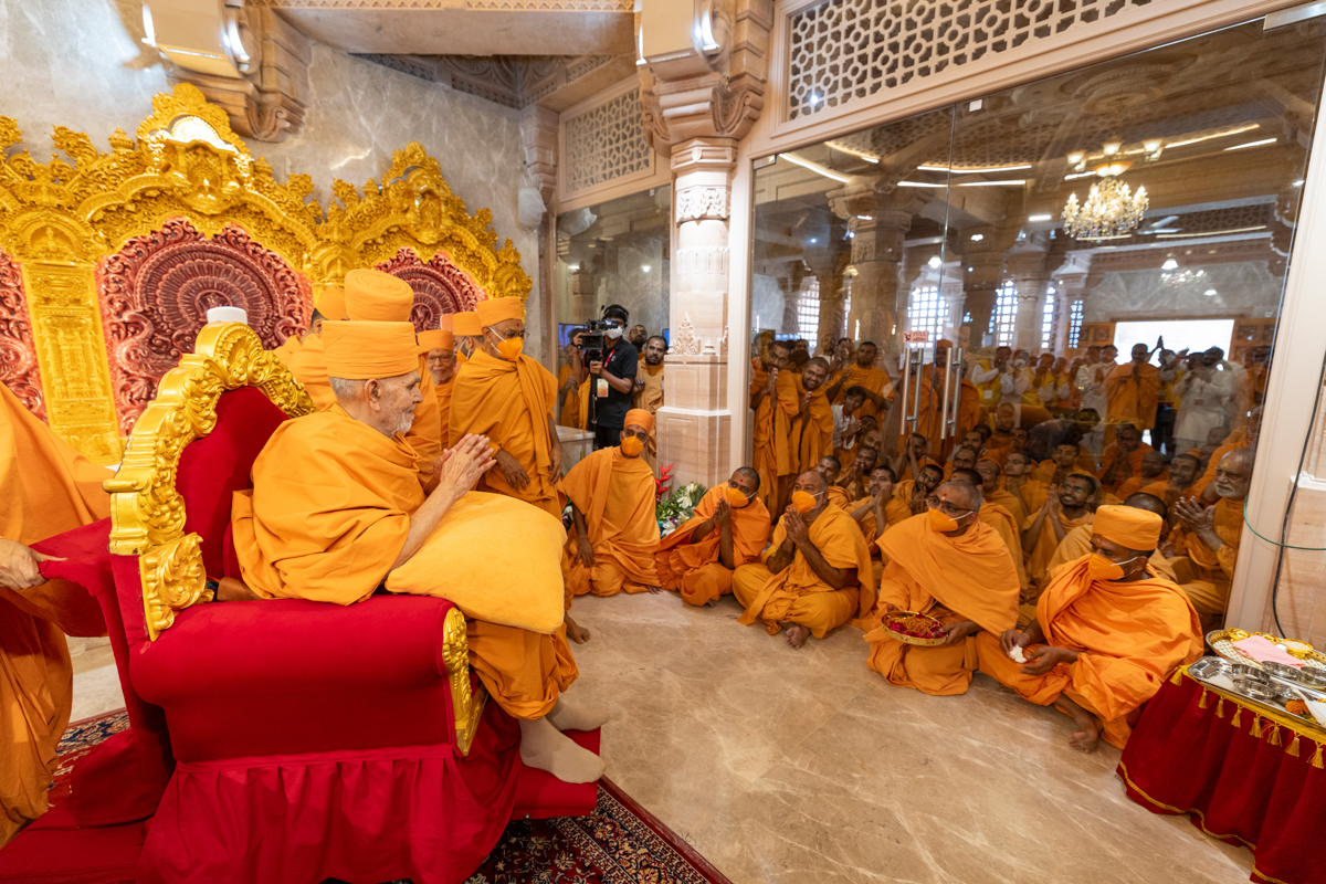 Swamis doing darshan of Swamishri