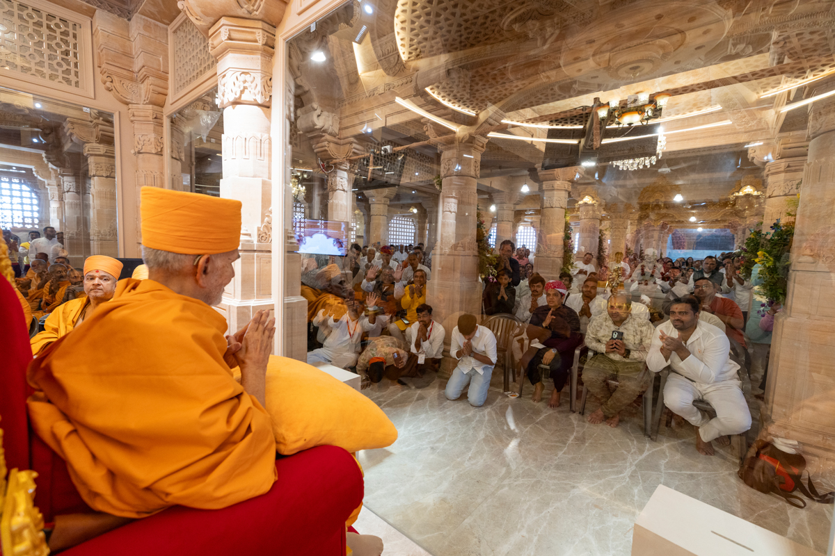 Devotees and well-wishers doing darshan of Swamishri
