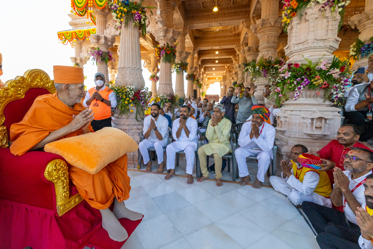 Devotees and well-wishers doing darshan of Swamishri