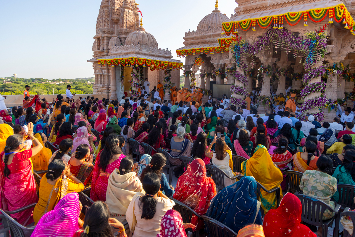 Devotees and well-wishers doing darshan of Swamishri