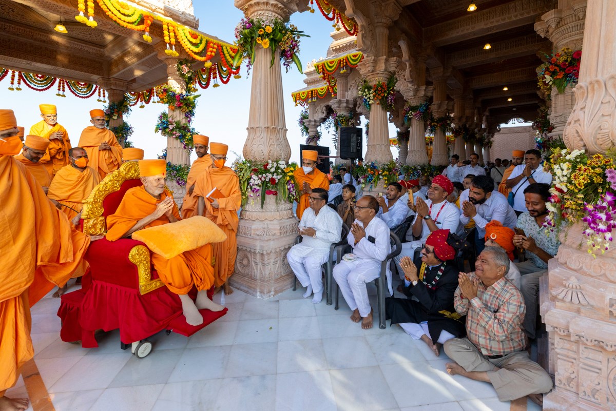 Devotees and well-wishers doing darshan of Swamishri
