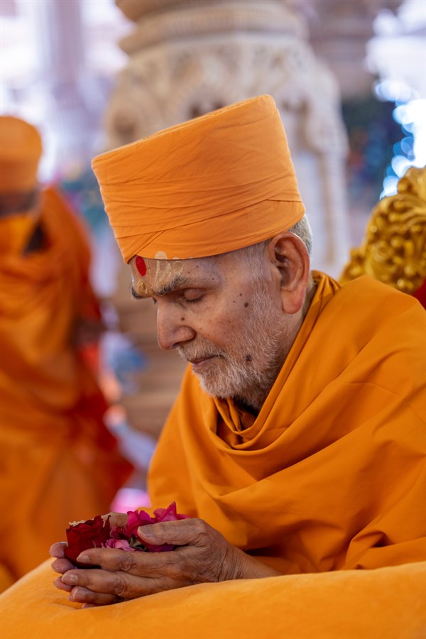 Swamishri offers mantra-pushpanjali