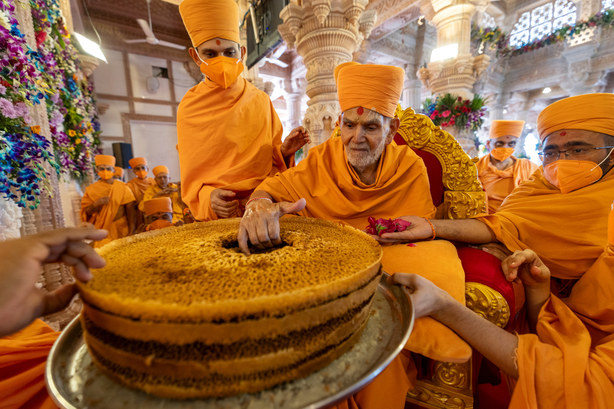 Swamishri sanctifies ghever (sweet dish)