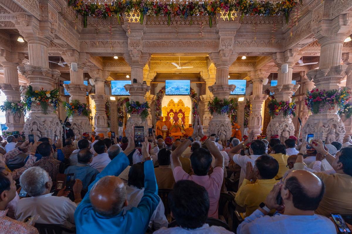 Devotees and well-wishers doing darshan of Swamishri