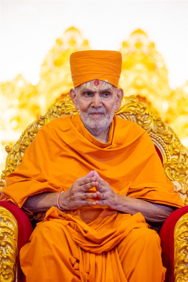 Swamishri greets all with folded hands