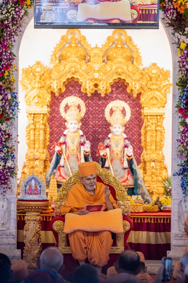 Swamishri blesses the assembly