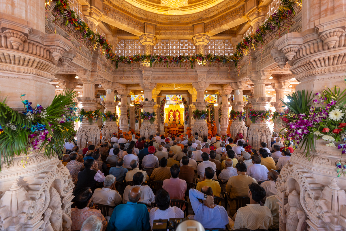 Swamis, devotees and well-wishers during the assembly