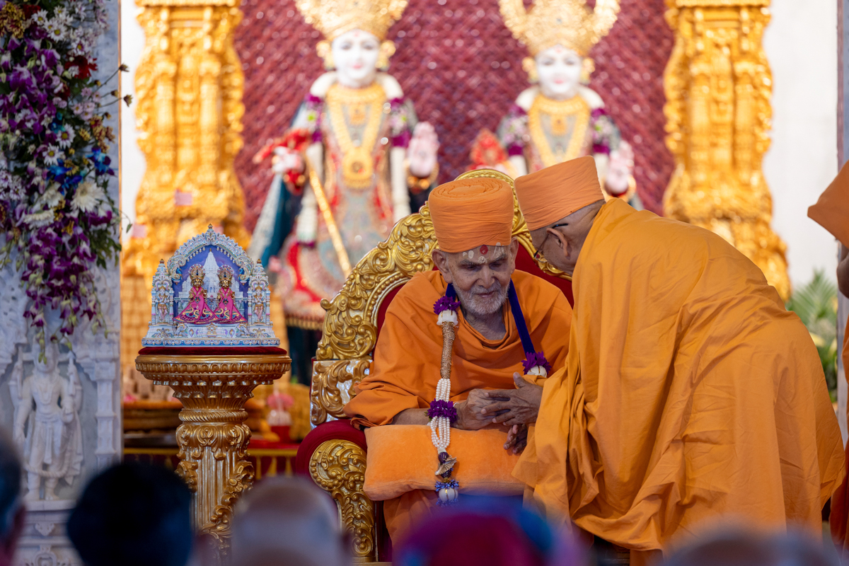 Pujya Tyagvallabh Swami honors Swamishri with a garland