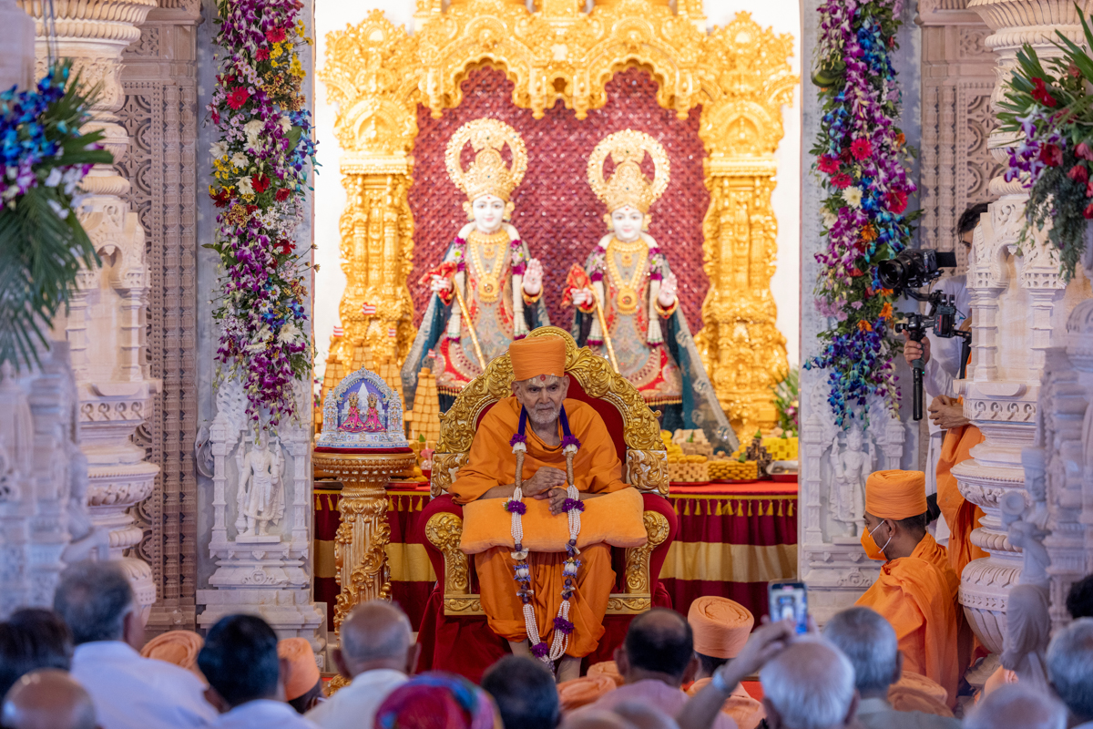 Swamishri honored with a garland