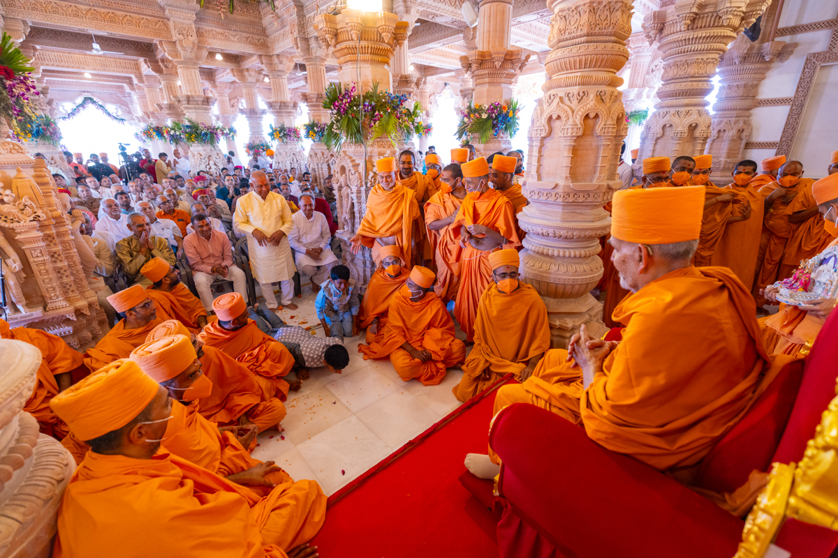 Devotees doing darshan of Swamishri