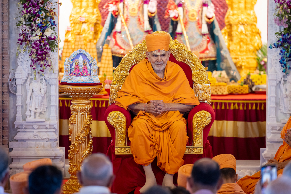 Swamishri greets all