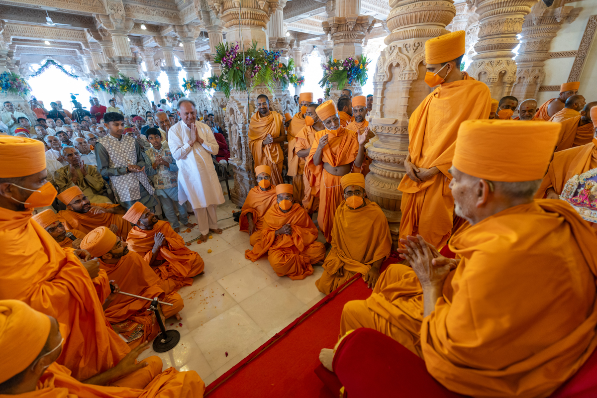 Shri Rameshwarji Dadhich doing darshan of Swamishri