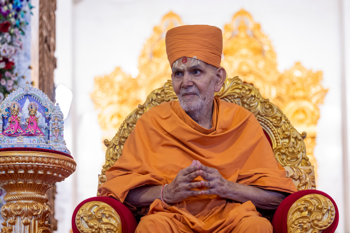 Swamishri greets all with folded hands