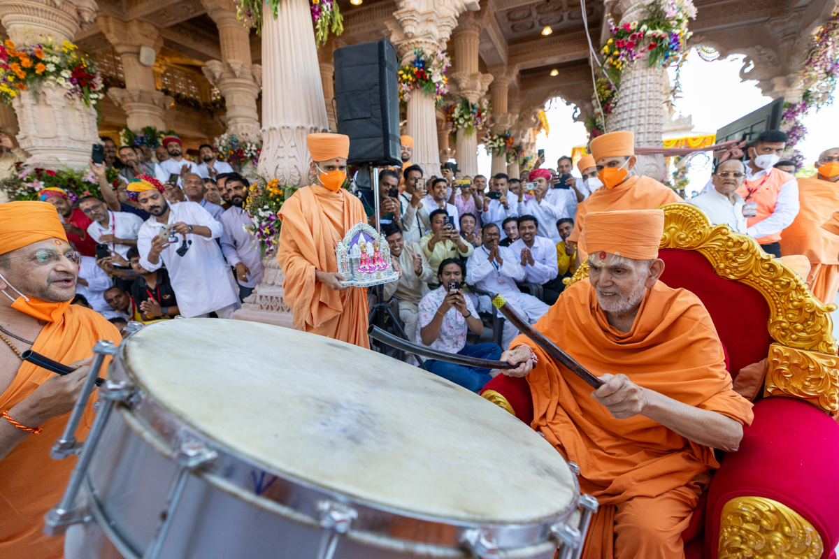 Swamishri plays the nagaru