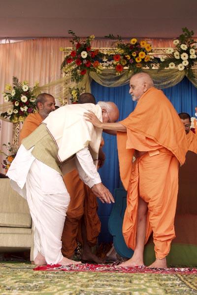 Swamishri honors and blesses Shri L. K. Advani