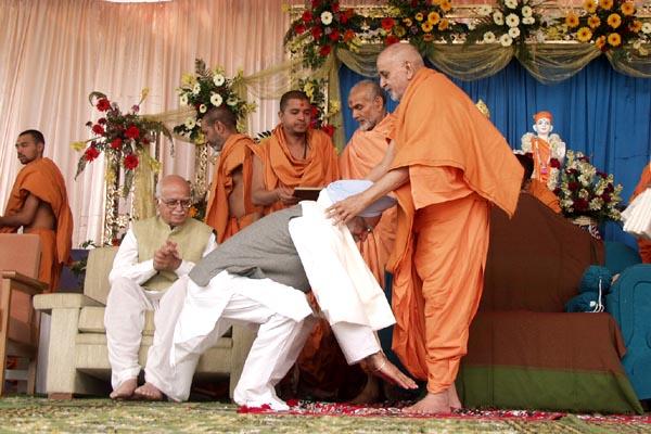 Swamishri honors and blesses Shri Manmohan Singh former Finance minister