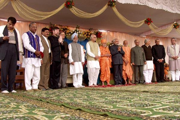 Swamishri with the dignitaries