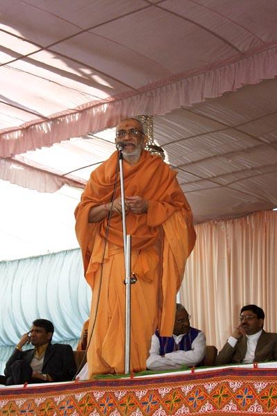 Pujya Atmaswarup Swami gives the welcome address