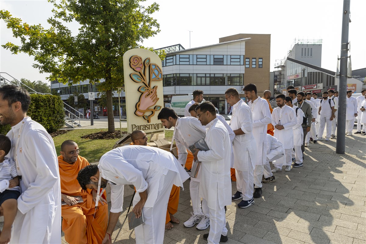 Delegates received their smruti bhet from Pujya Swamis upon arrival at the shibir