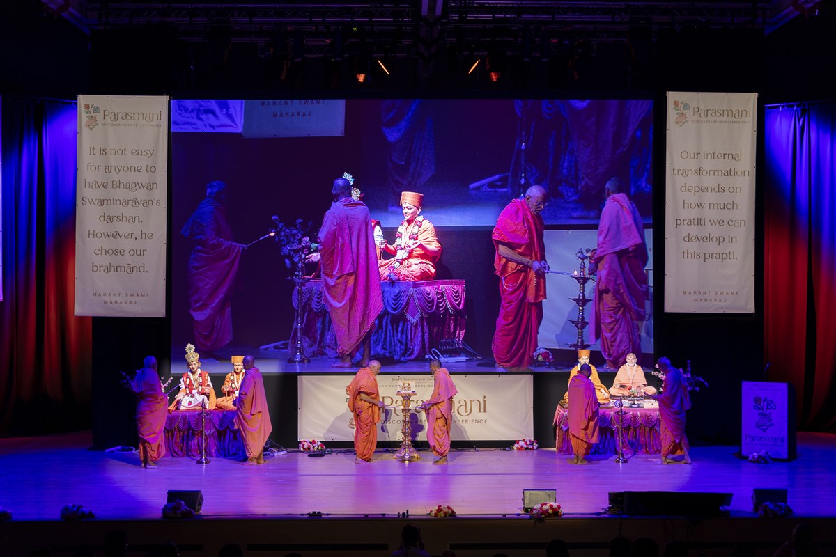 Pujya Swamis inaugurate the shibir with the deep pragatya