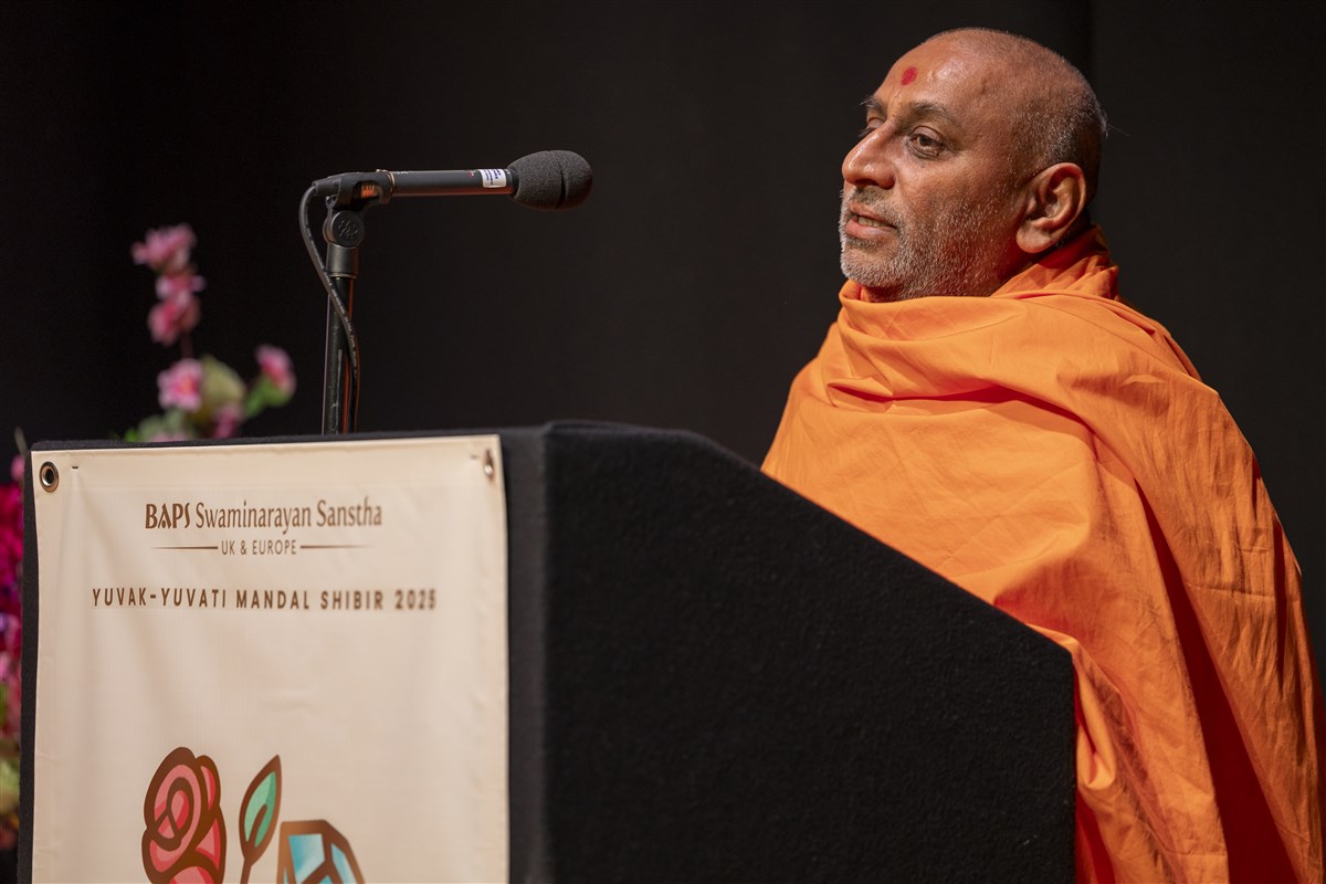 Anandpriyadas Swami delivers the keynote address introducing the shibir theme