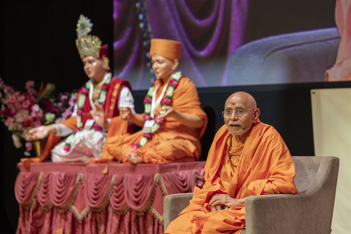 Gnanpriyadas Swami delivers a powerful speech on 'Understanding Sarvopari Bhagwan Swaminarayan,' urging delegates to move beyond knowledge towards true conviction