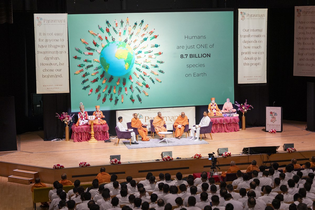 Swamis and yuvaks discuss the ‘Preciousness of a Human Birth,’ ‘Clarity of the Ultimate Goal,’ and ‘Ultimate Grace of Bhagwan Swaminarayan’ in a panel session