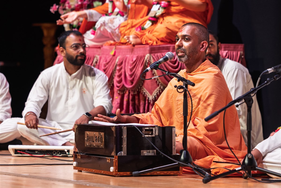 Gunkirtandas Swami and yuvaks deliver a sankirtan (musical discourse) on ‘Bhagwan Swaminarayan: Ultimate and Matchless’