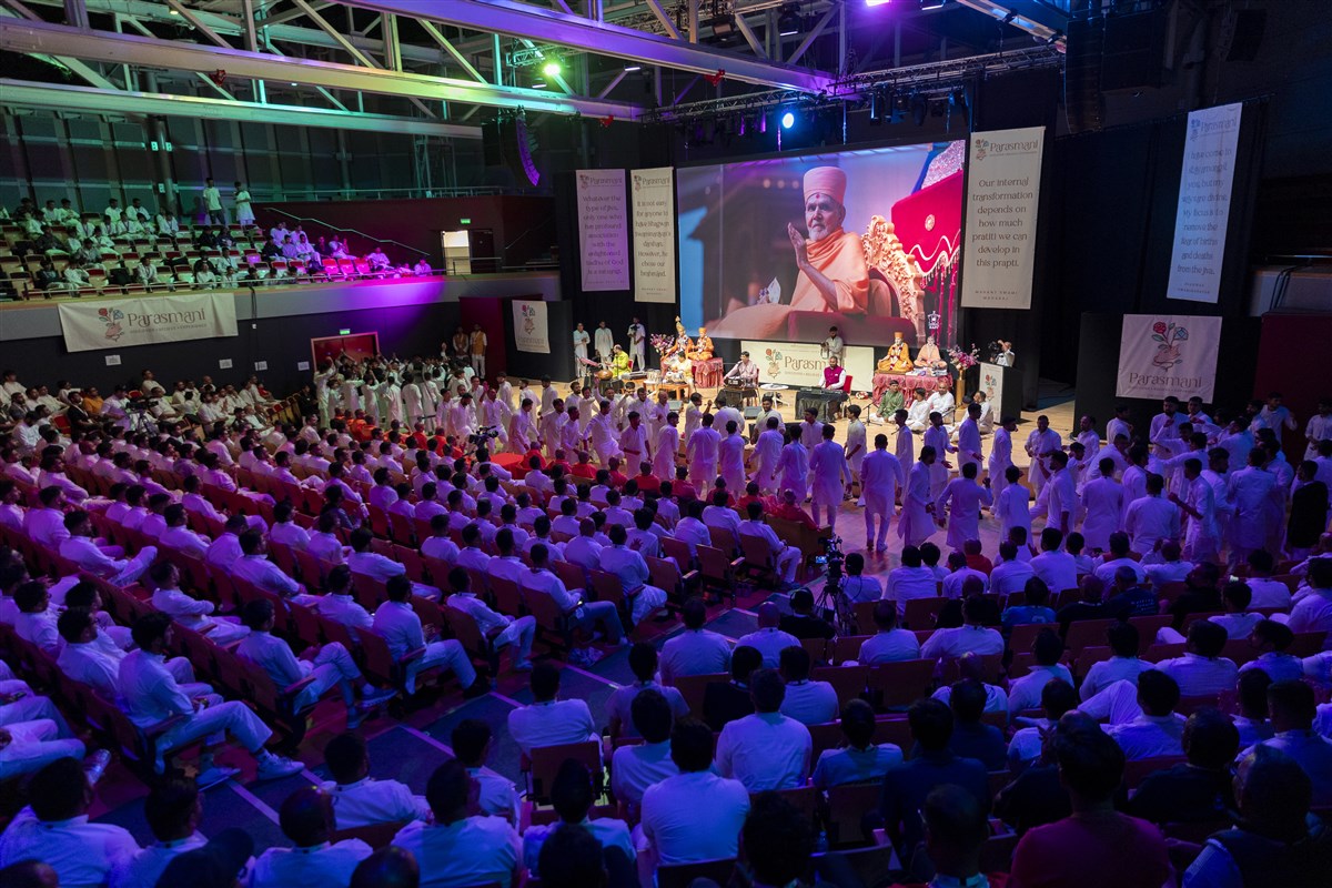 Yuvaks danced in traditional style to the kirtans, adding to the devotional atmosphere