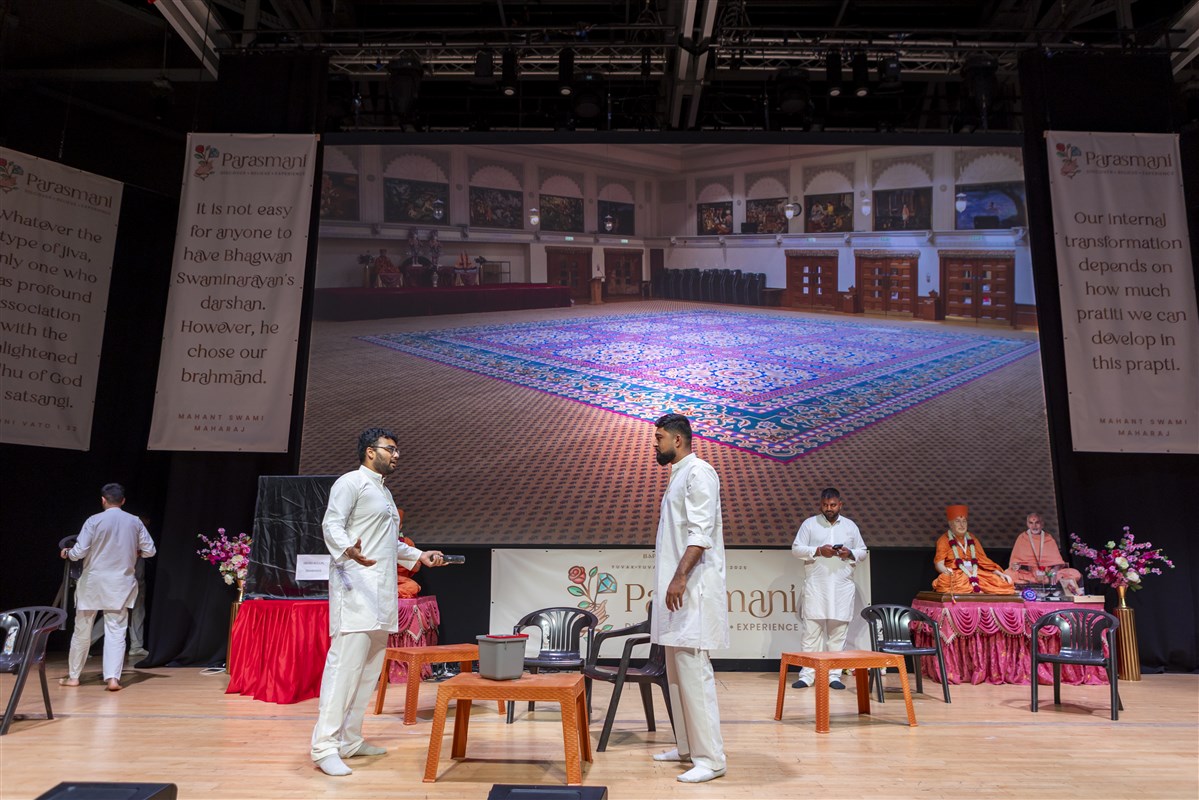 An eye-opening skit depicted how abhav-avgun creates barriers that hinder experiencing the true bliss of satsang