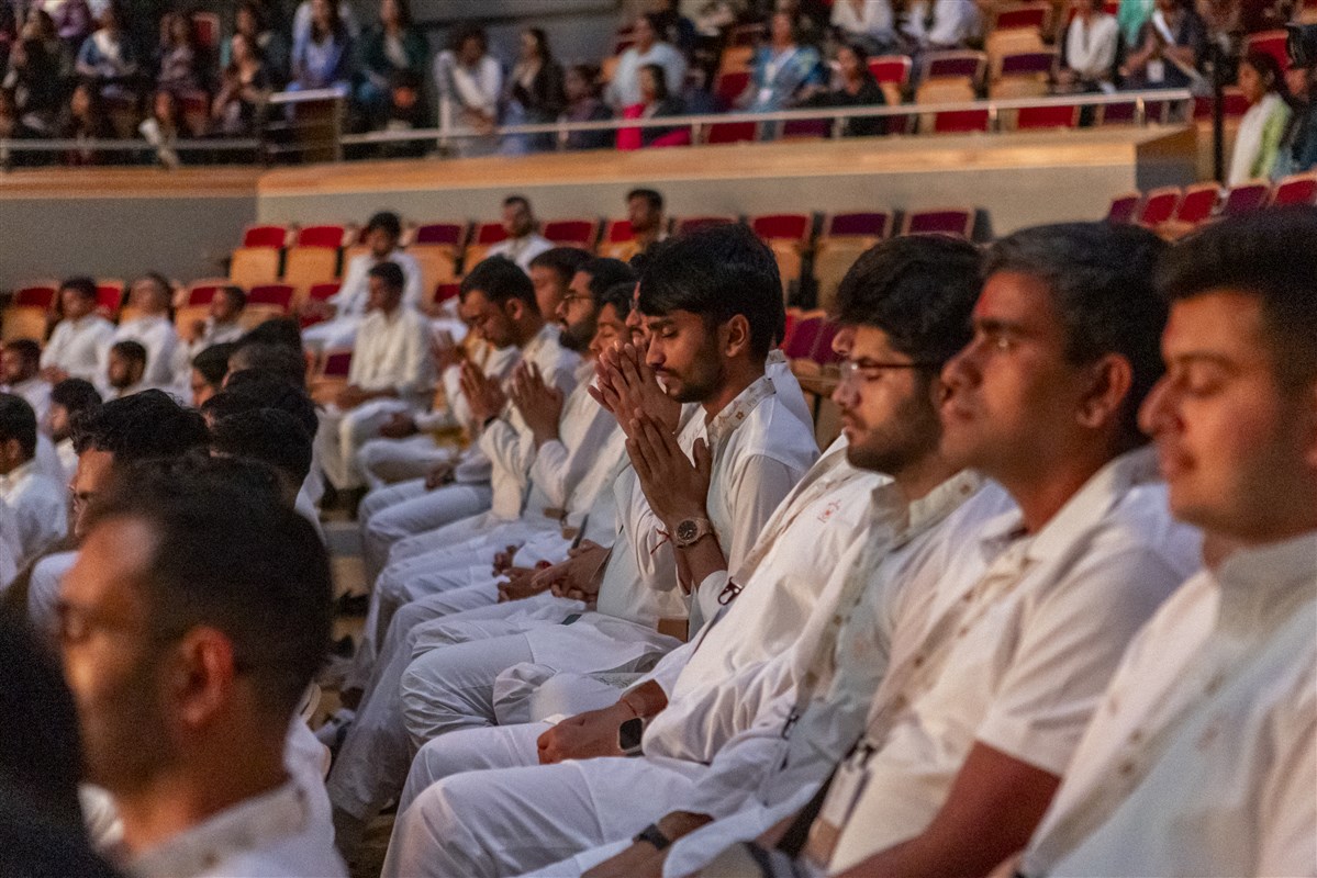 All delegates engaged in praptino vichar, led by Atmatruptdas Swami