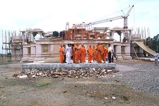 Swamishri at the construction site of the Swaminarayan Mandir