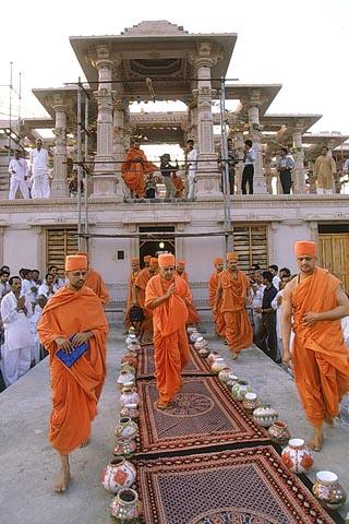 Approaching towards the Pramukh Varni Celebration assembly on the mandir, Pramukh Varni Celebration (English date), 21 May 2000