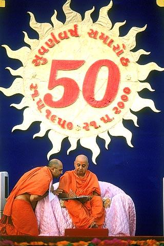 Swamishri in correspondence during the assembly, Pramukh Varni Celebration (English date), 21 May 2000